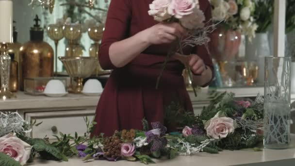 The work of the florist. Creating a flower bouquet — Stock Video