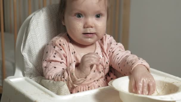 Little toddler girl eating porridge. — Stock Video