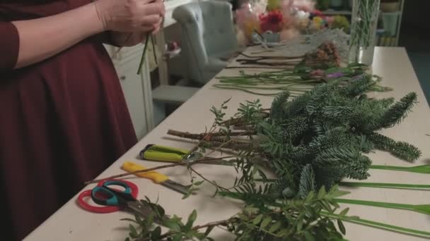 Blomsterhandlarens verk. Skapa en blombukett — Stockvideo