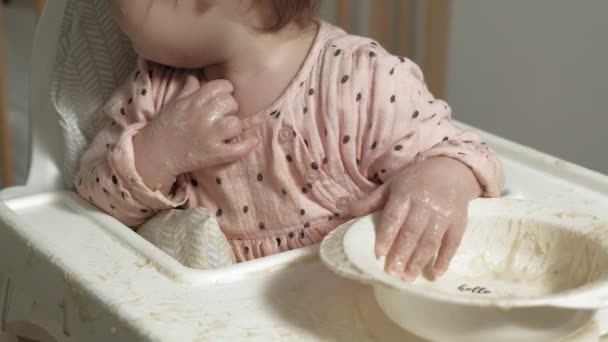 小孩子吃粥的小女孩. — 图库视频影像
