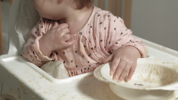 Little toddler girl eating porridge. — Stock Video