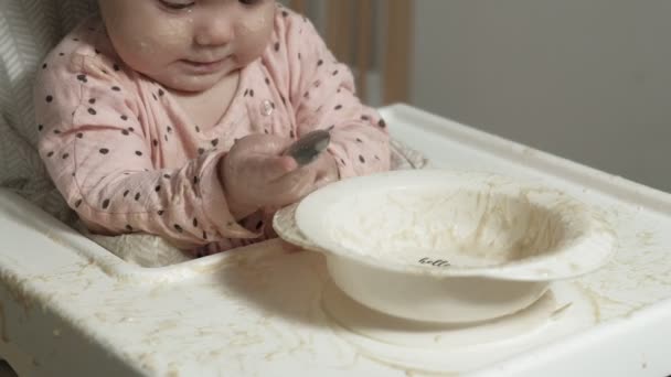 Piccola bambina che mangia porridge . — Video Stock