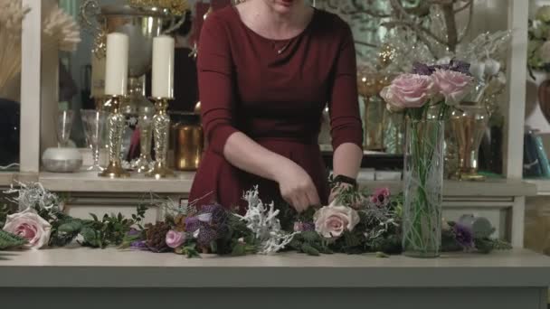 El trabajo de la floristería. Crear un ramo de flores — Vídeo de stock