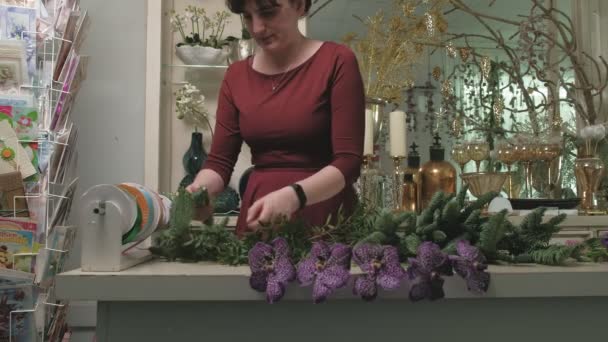 A virágárus munkája. Virágcsokor készítése — Stock videók