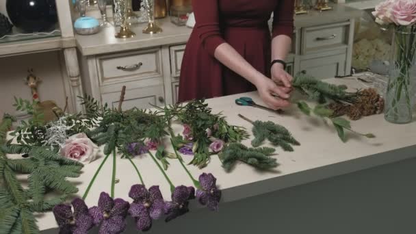 Het werk van de bloemist. Een bloemenboeket maken — Stockvideo