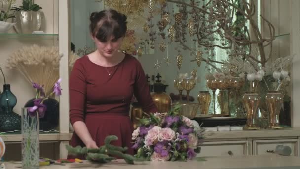 El trabajo de la floristería. Crear un ramo de flores — Vídeo de stock