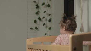 Küçük çocuk bebek koltuğunda neşeli bir kız..