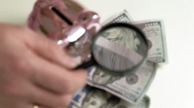 Adam sahte paraları kontrol ediyor..