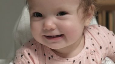 Neşeli küçük bir kızın yüzü.