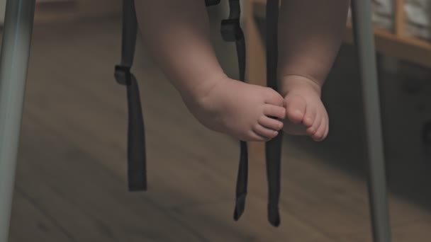 Los pies de los niños se mueven en el aire . — Vídeos de Stock