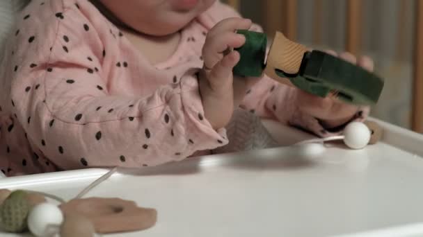 La bambina sta giocando con un giocattolo di legno. Lo sviluppo delle capacità motorie — Video Stock