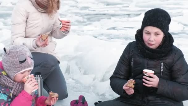 Les gens marchent sur une rivière gelée — Video