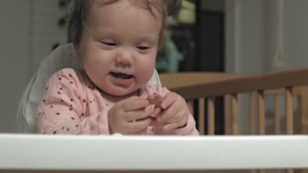 Küçük kız tahta bir oyuncakla oynuyor. İnce motor becerilerin gelişimi — Stok video