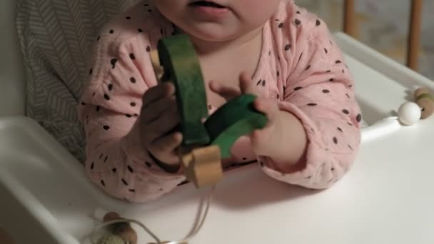 Petite fille joue avec un jouet en bois. Le développement de la motricité fine — Video