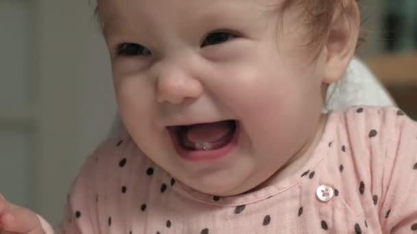 The face of a cheerful little girl. — Stock Video