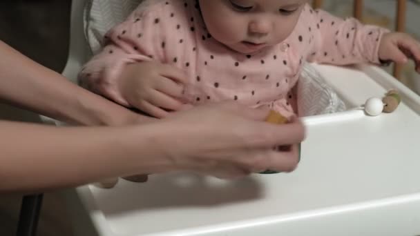 La bambina sta giocando con un giocattolo di legno. Lo sviluppo delle capacità motorie — Video Stock