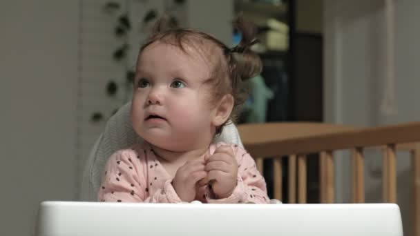 La niña está jugando con un juguete de madera. El desarrollo de habilidades motoras finas — Vídeos de Stock