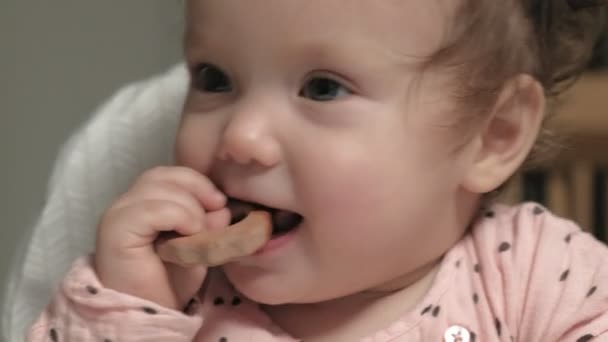 La bambina sta giocando con un giocattolo di legno. Lo sviluppo delle capacità motorie — Video Stock