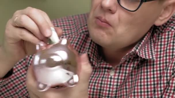 Piggy bank pink pig. Investments and business. Man and money — Stock Video