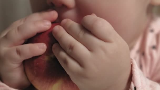 Petite fille gosse manger une pomme . — Video