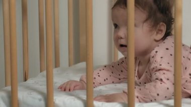 Beşikte küçük bir çocuk oynuyor..