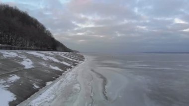 İnsanlar donmuş bir nehirde yürür. hava videosu