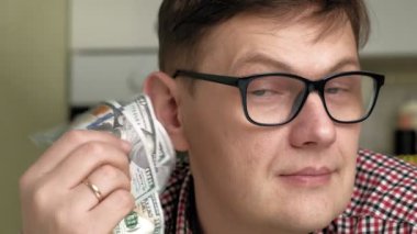 Elinde parası olan bir adam. Finans.