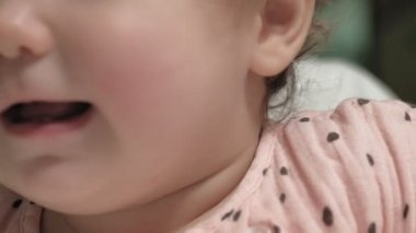 Neşeli küçük bir kızın yüzü.