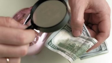 Adam sahte paraları kontrol ediyor..