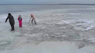 İnsanlar donmuş bir nehirde yürür. hava videosu