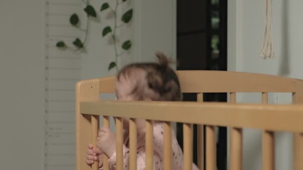 Kleines Kind ist ein fröhliches Mädchen im Kinderstuhl. — Stockvideo