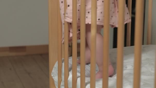 Baby feet in the crib close-up. — Stock Video