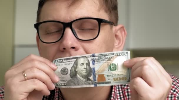 Ein Mann mit Geld in der Hand. Finanzen. — Stockvideo