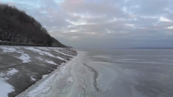 Folk går på en frusen flod. Flygbilder — Stockvideo