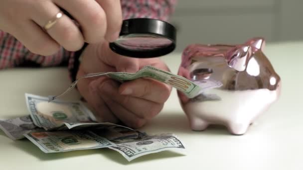 Muž šekuje falešné dolary. — Stock video