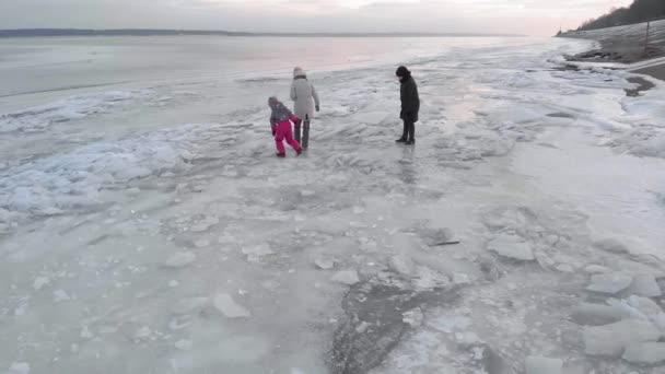 Οι άνθρωποι περπατούν σε παγωμένο ποτάμι. εναέρια βίντεο — Αρχείο Βίντεο