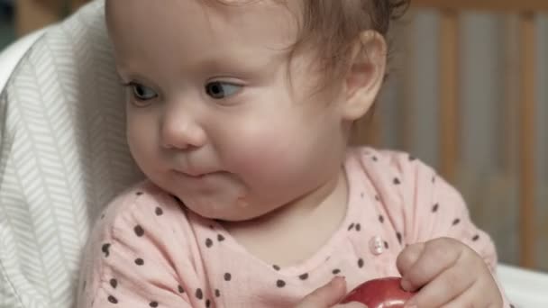 Little kid girl eating an apple. — Stock Video