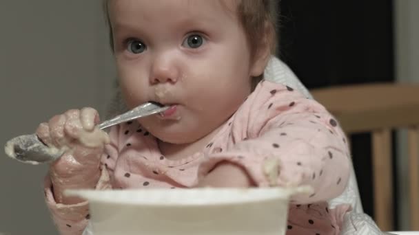 Pequeña niña comiendo gachas . — Vídeo de stock