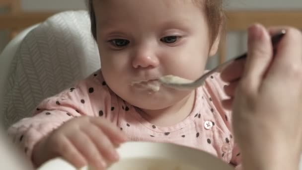 ママフィード小さな女の子でザhighchair. — ストック動画