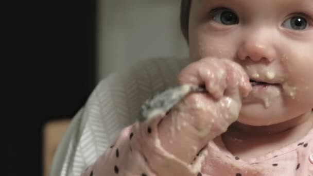 Little toddler girl eating porridge. — Stock Video