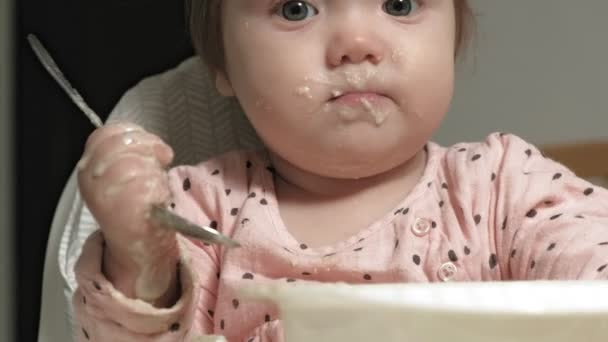Kleines Kleinkind isst Brei. — Stockvideo