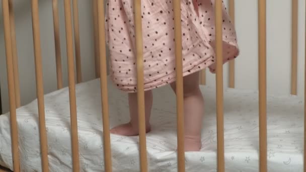 婴儿的脚在婴儿床的特写. — 图库视频影像