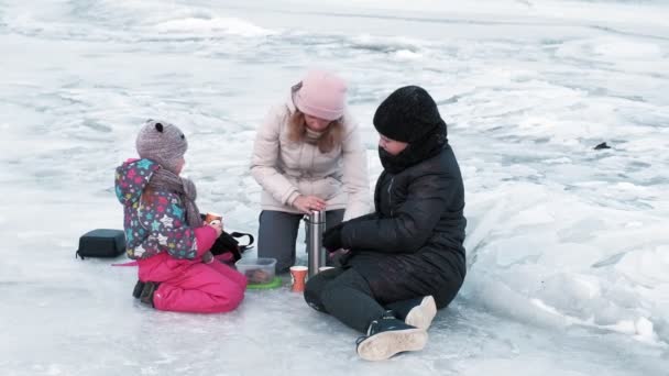 People walk on a frozen river — Stock Video