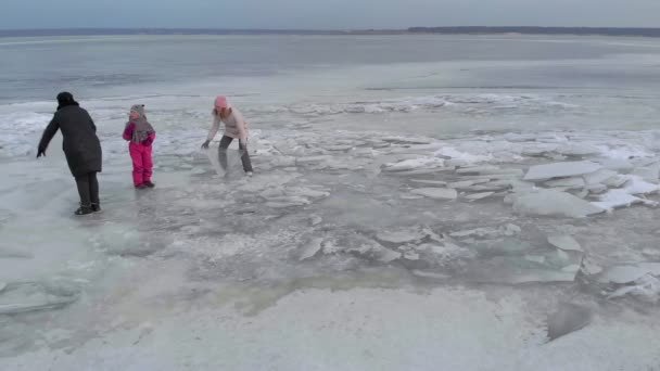 La gente camina sobre un río helado. vídeo aéreo — Vídeo de stock