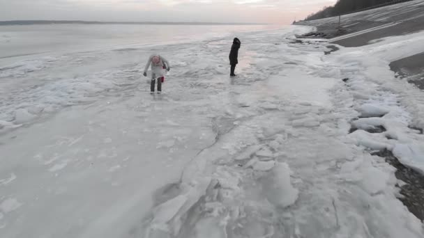 Ludzie chodzą po zamarzniętej rzece. wideo z powietrza — Wideo stockowe