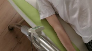 Bir kadın masaj elektronik yatağında yatıyor..