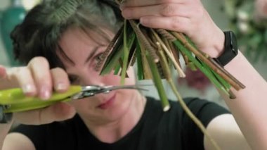 Çiçekçinin işi bu. Bir buket hazırlıyorum.