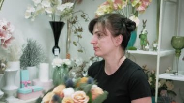 Çiçekçinin işi bu. Bir buket hazırlıyorum.