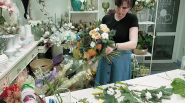 Çiçekçinin işi bu. Bir buket hazırlıyorum.