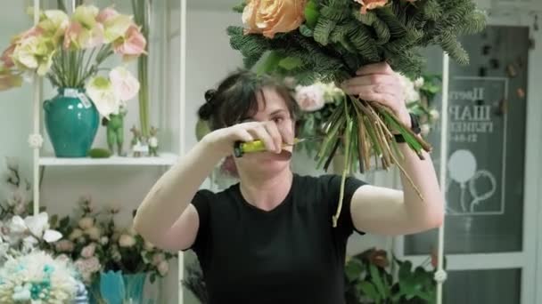Il lavoro del fioraio. Composizione di un bouquet — Video Stock